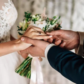 tradition-exchange-wedding-rings-AMqxpP9QL5h5lJQw